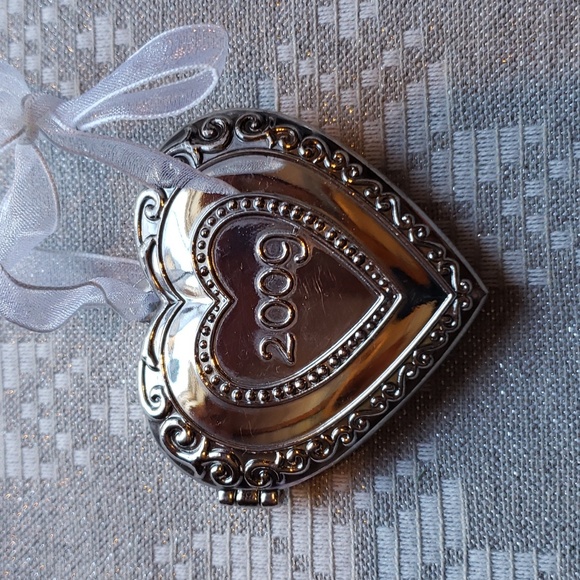 2009 Heart Photo Frame Ornament - Free with Purchase - Picture 1 of 5
